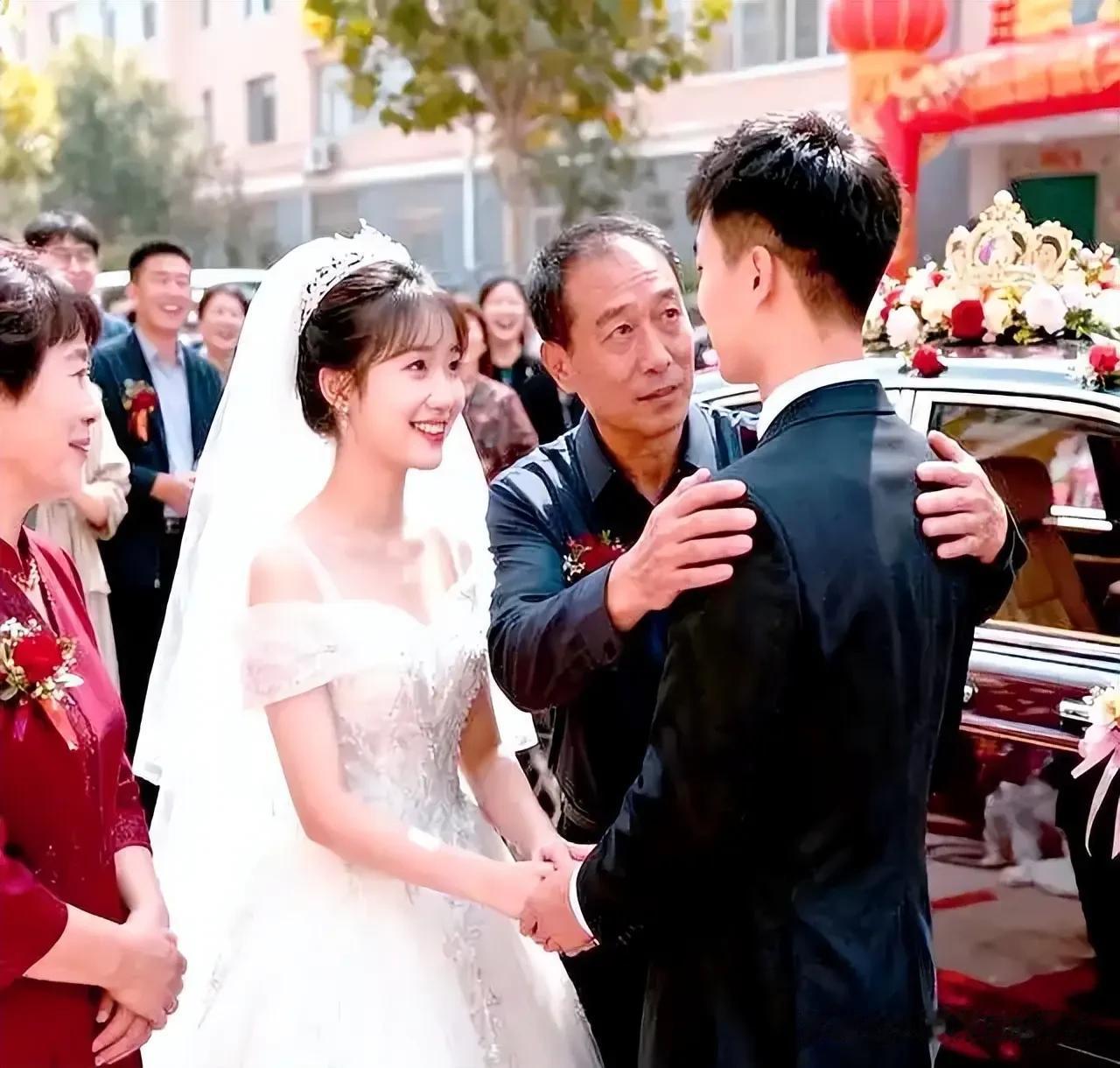 太尴尬了！山东一位老师办婚礼，原定26桌。学生家长拖家带口赴宴。主家当场犯
