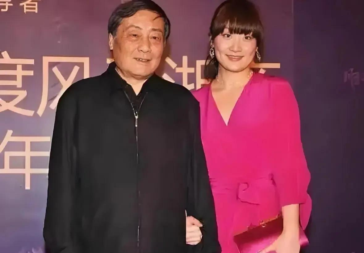 宗馥莉还有很厉害的一招，就是一直在媒体公众面前为宗庆后立爱女人设，让宗庆后为了品
