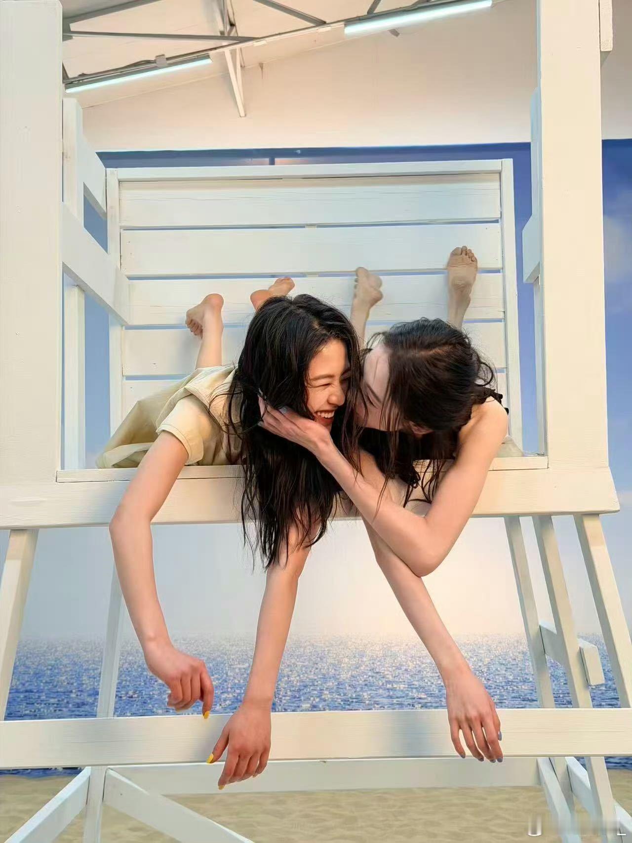 张艺凡向涵之亲了本来以为是正经杂志拍摄，结果被张艺凡和向涵之的突发亲亲甜到尖叫，