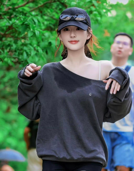 衣服上这是水还是汗呢？