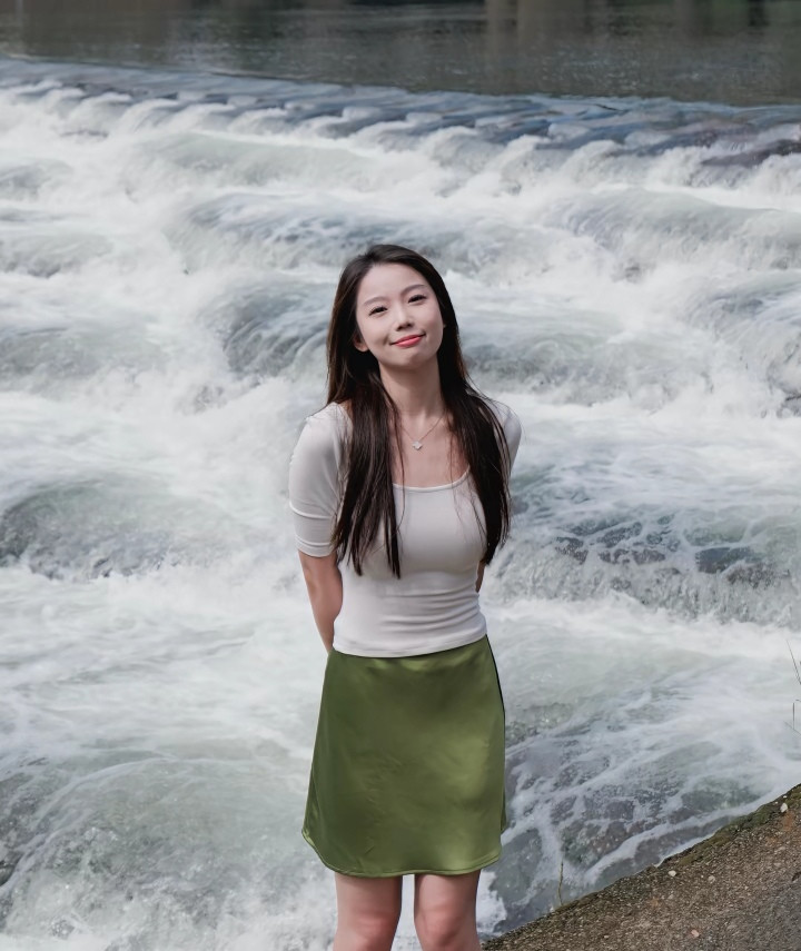 流水潺潺，笑容浅浅