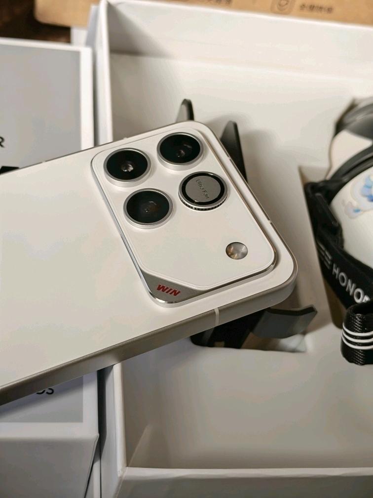 荣耀WIN现在这么火吗，刚看了下，发货都排到18号了，卖疯实锤！而且很明显1