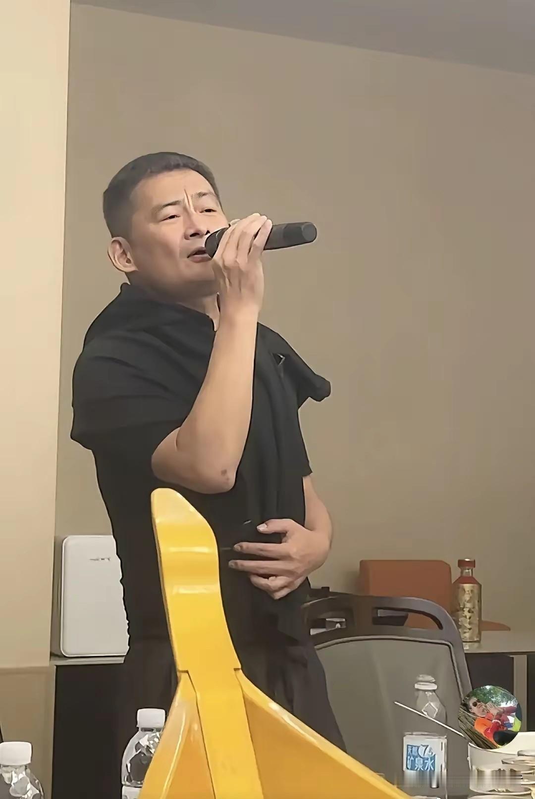 景岗山真是技不压身，都说他喝酒毁了自己，但是人家也靠酒做起来直播。景岗山虽然不