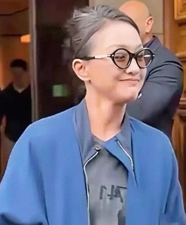51岁周迅素颜逛街被拍，露出白发，看完瞬间不焦虑了事业上，周迅是实打实的三