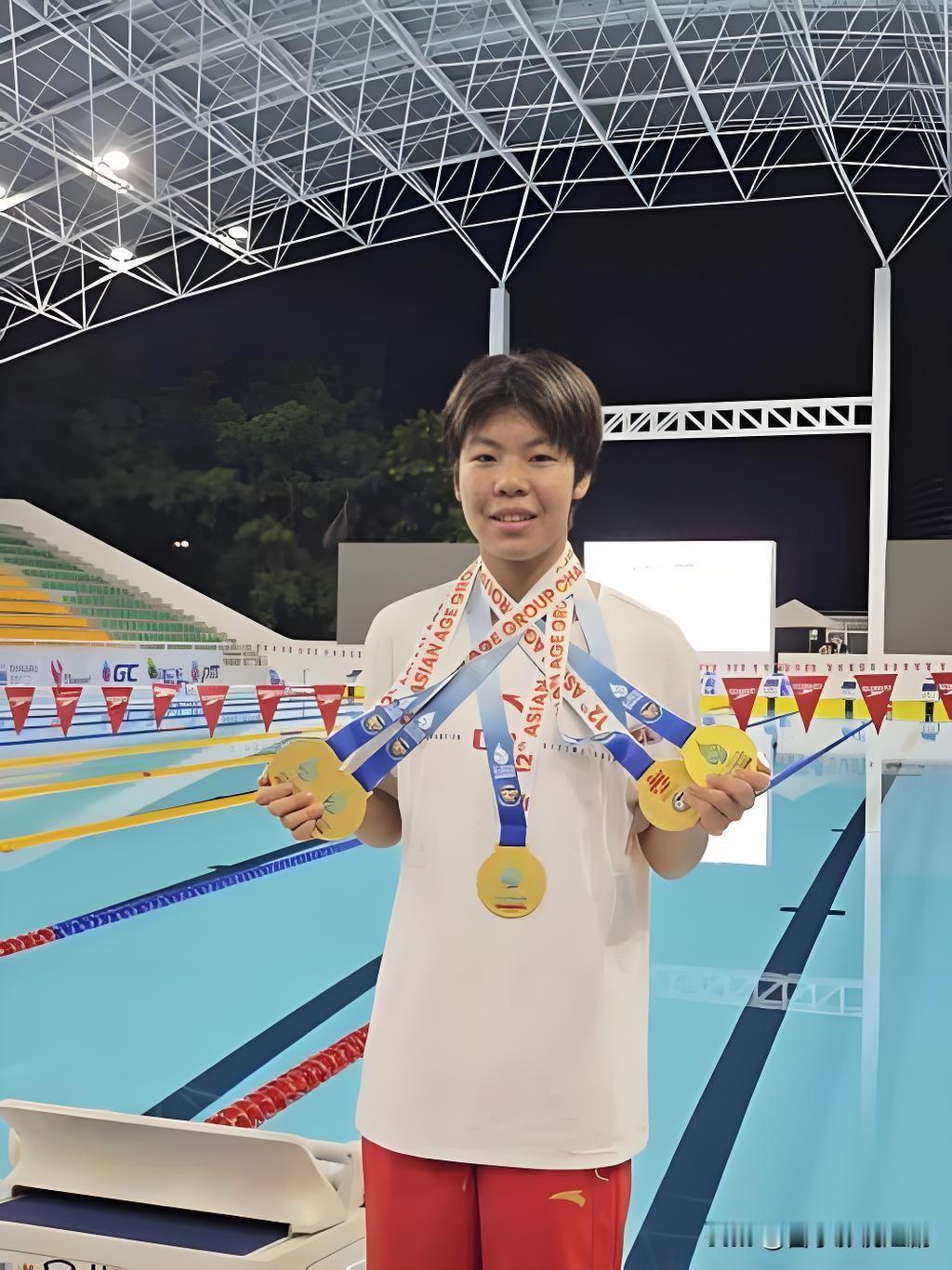 15岁成都女孩陈姮在第12届亚洲分龄组游泳锦标赛上，五项参赛、五项夺冠、五项打破