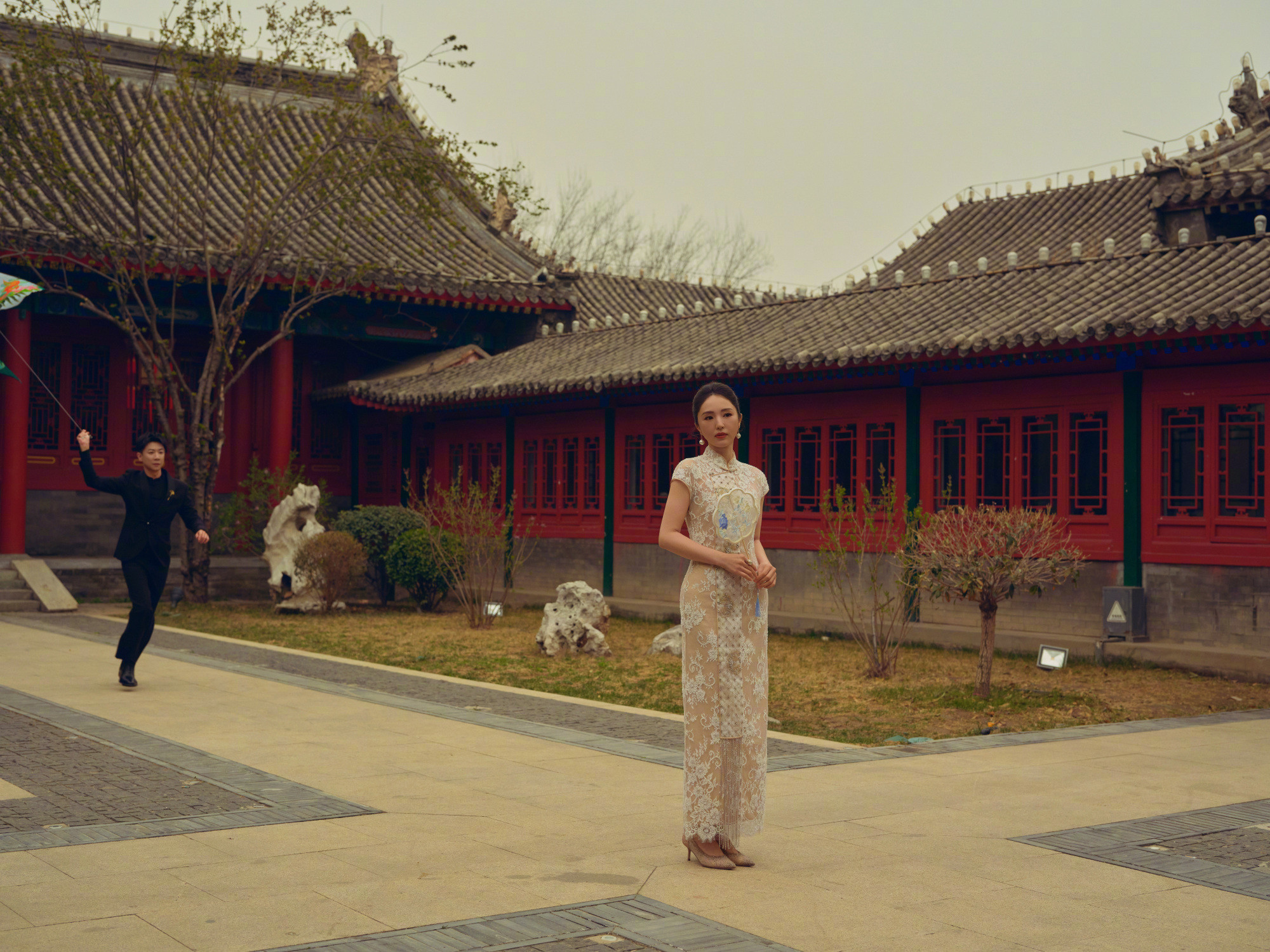 1.屈楚萧在圈内因抠门的性格名声不佳，女艺人们都不愿与其有过多接触，他只能通过