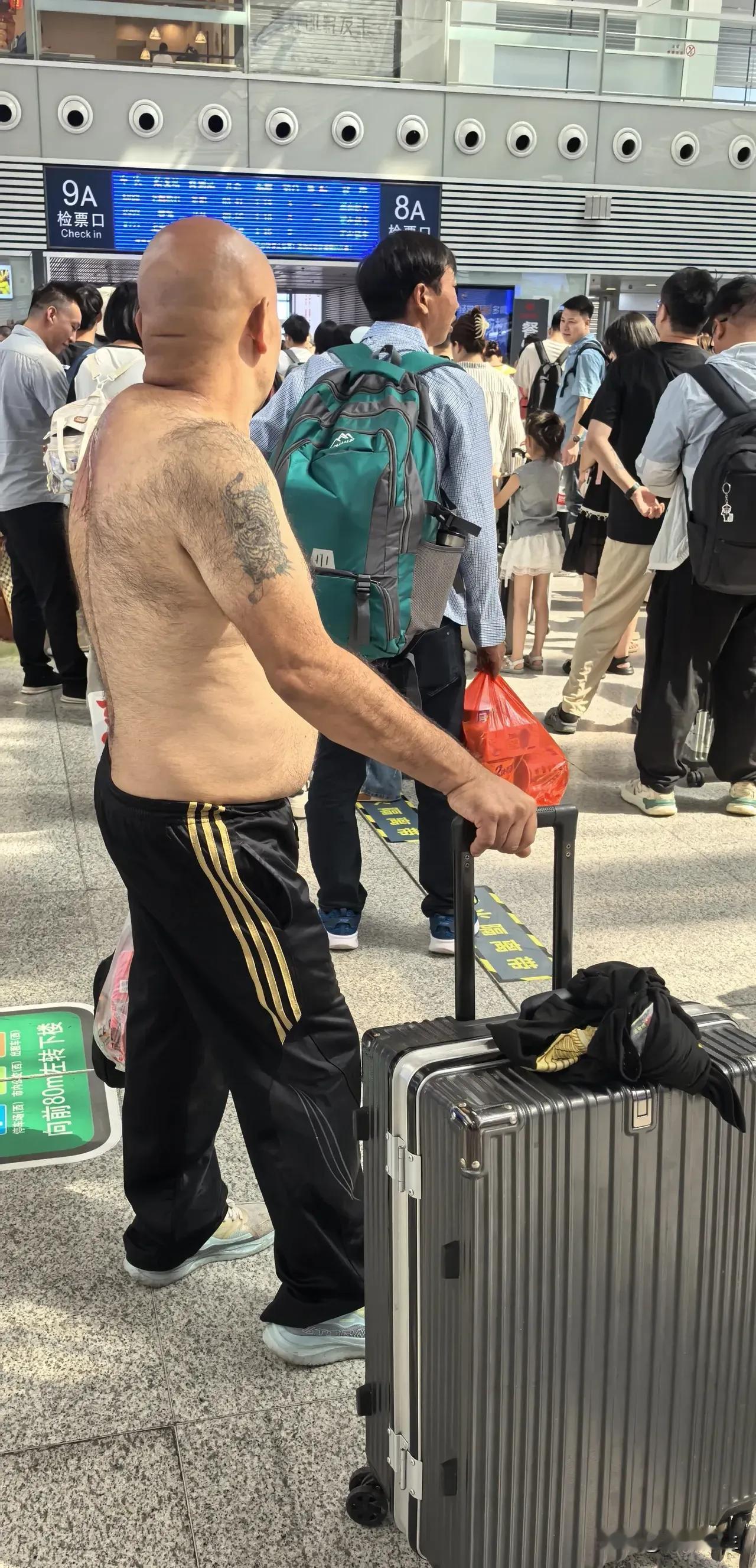 是为了显示你刀疤，还是为了显示你纹身？​​​网友就评论说：​1，虽然没有