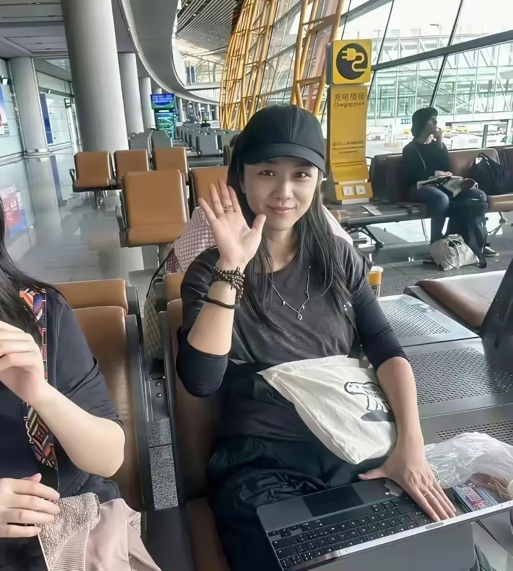 汤唯一家现身杭州机场老公儒雅如学生，女儿侧颜神似妈妈