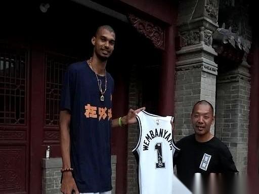 NBA西决抢七，马刺赢了。一个身高两米二四的法国天才，捧着西决MVP奖杯，第一