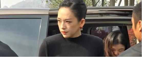 别让她就这么走了？章子怡“套现3亿”的消息冲上热搜还不到3个小时，一件令人反感的