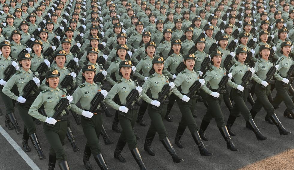 女兵裤装方阵太戳人！女兵穿着裤装走过，既利落又坚定。整齐划一的步伐，