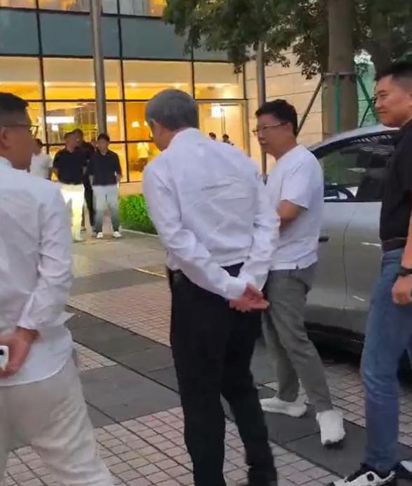 还得是奇瑞啊，动作真快。问界位置腾出来，奇瑞老总立即赶赴华为总部。有网友在深