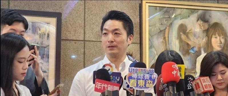 王义川讽卢秀燕用2400元粉底液蒋万安被这问题“考倒”民进党立委王义川日前