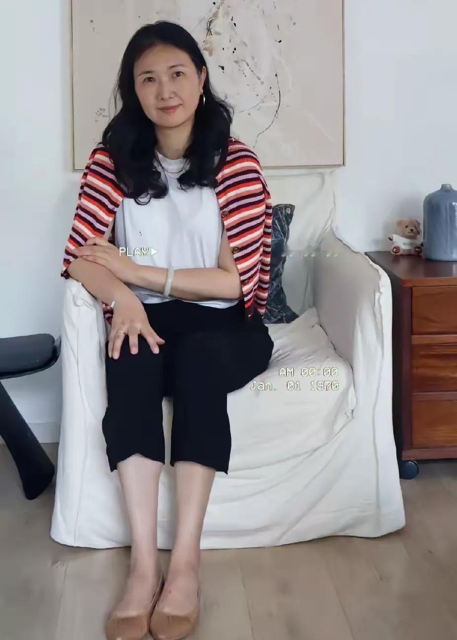 我今年56，绝经两年了。说起来也不怕你们笑话，我长得还行，年轻时候就是厂里的一枝