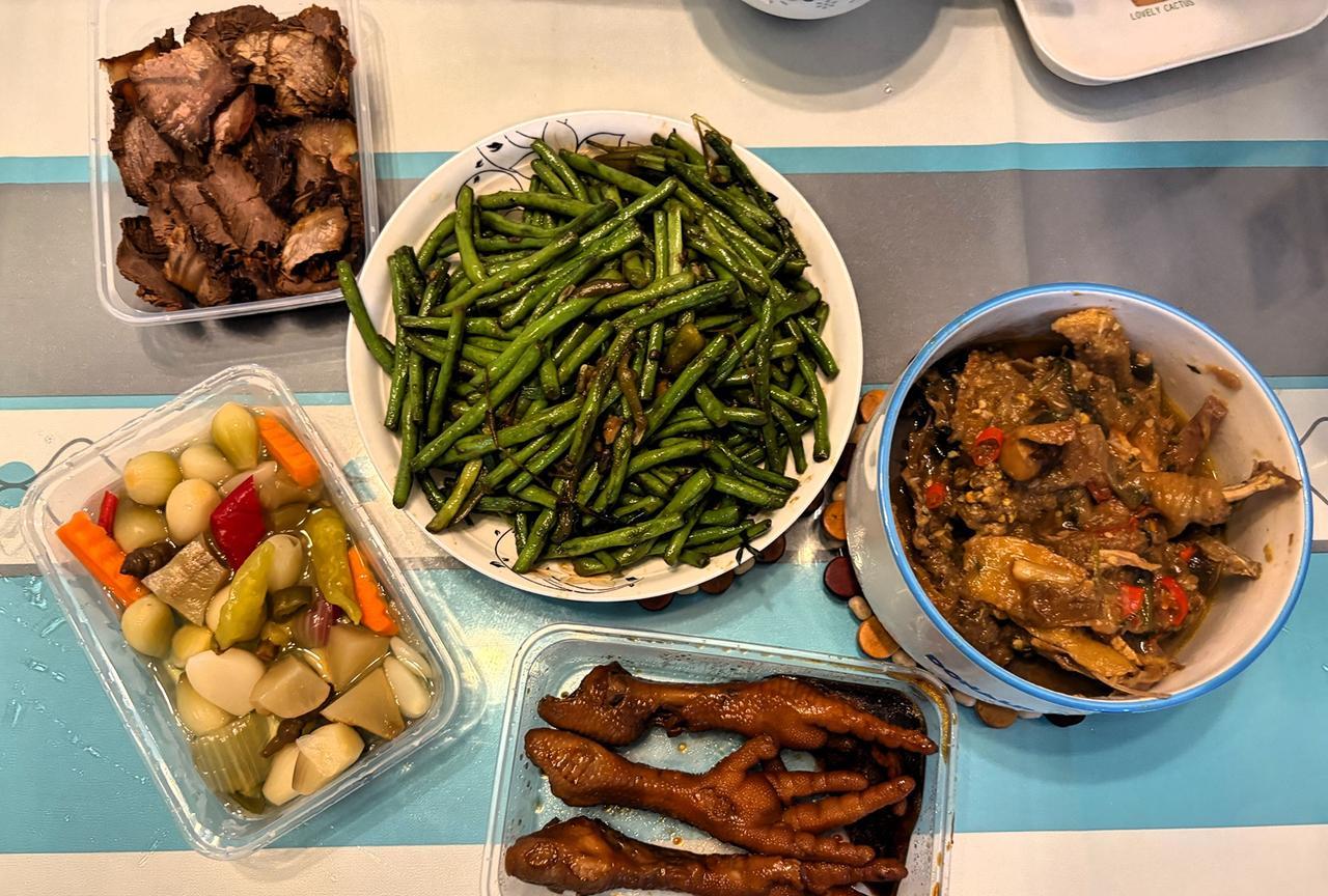 现在的酒店餐馆也开始自救了，在门口摆摊，收入还不错。在附近的饭店买了一个卤牛肉