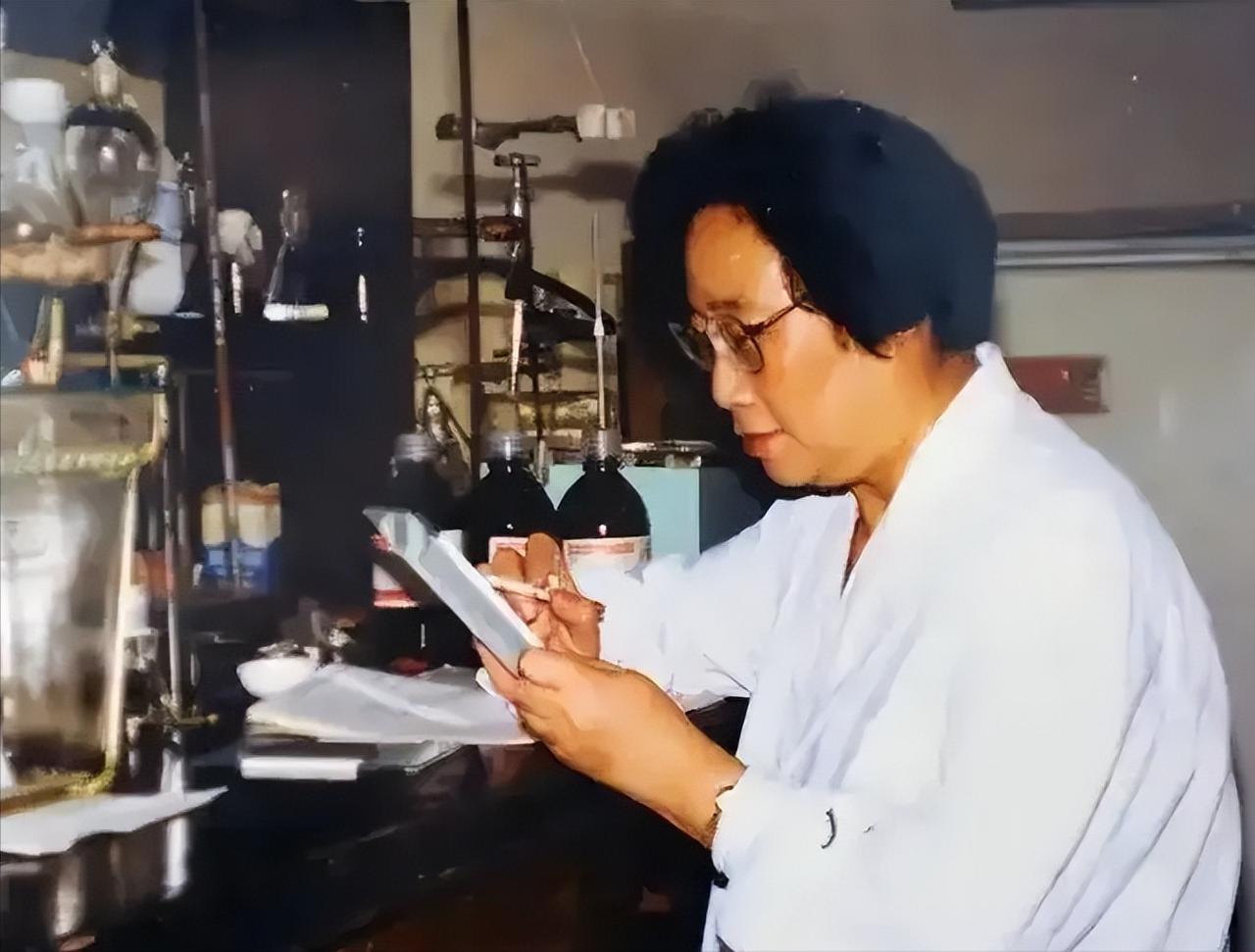 屠呦呦先生终于评上院士了，中国首位诺贝尔医学奖得主，数次落选两院院士，却在20