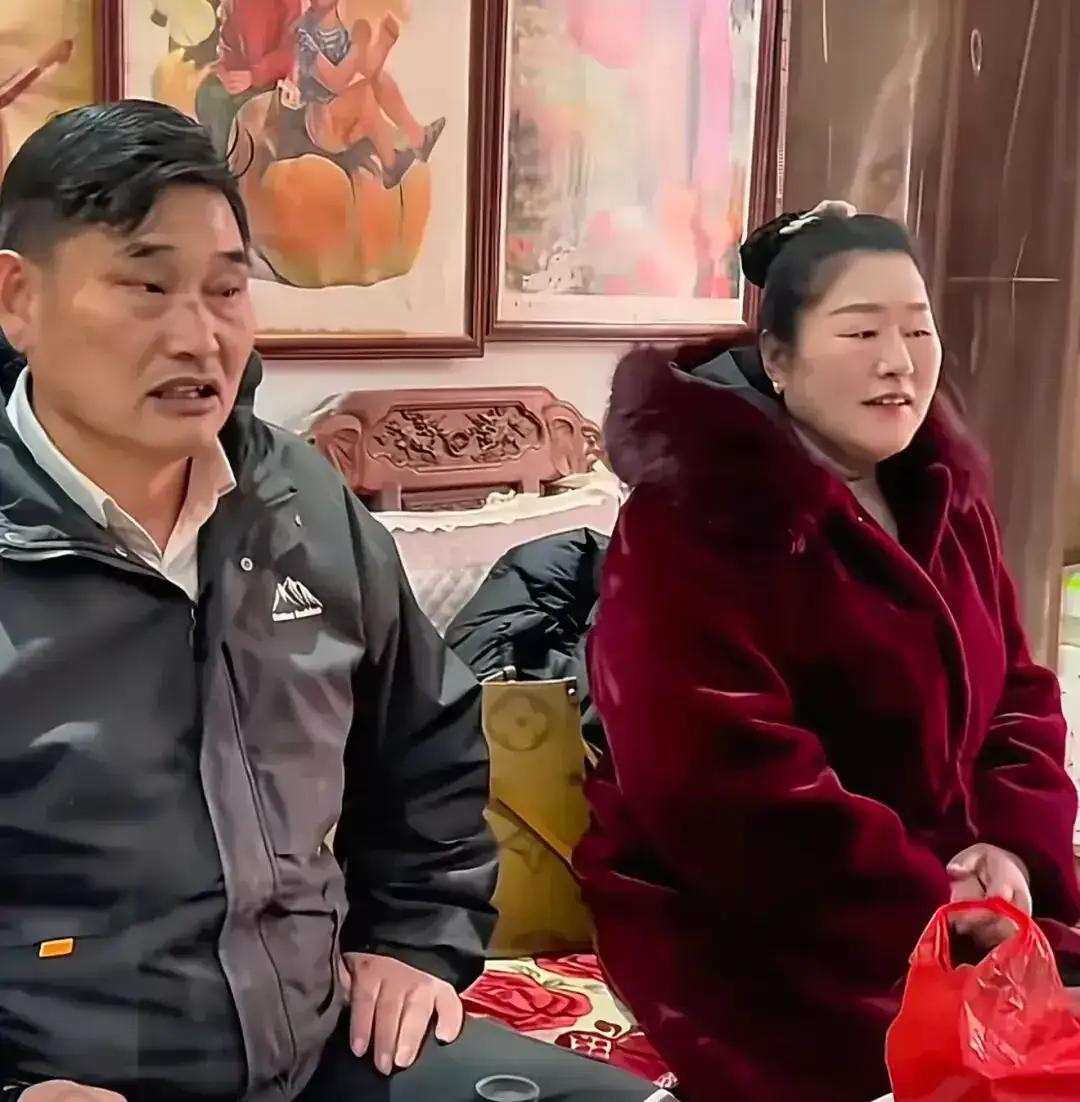 说起大衣嫂玉华，村里人都说她是有福气的人。早年的事，熟悉的人都知道一些。她第