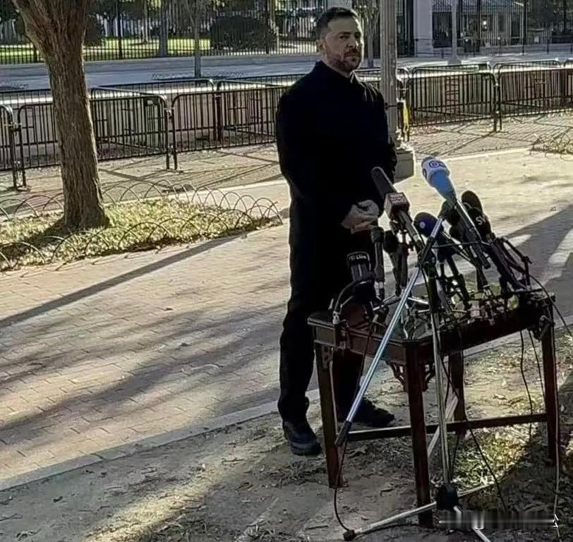 可能是最简陋的总统发布会吧！泽连斯基选择在白宫外的一处荒地向各路媒体记者说明会谈