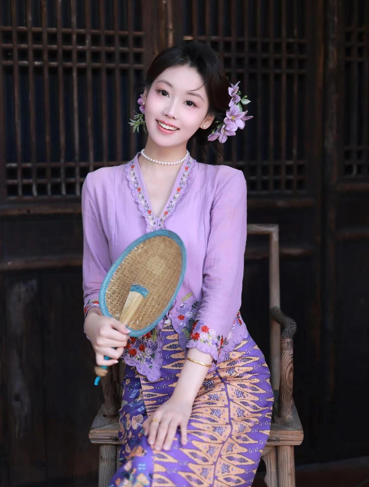 生活不在别处，当下即是全部；远方不在他乡，心之所向便是归途。像一盏灯，照亮自己，