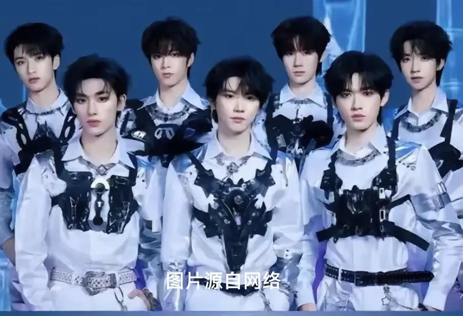 “时代少年团”在上海的演唱会，据说火爆的不得了，我前两天刚带着孩子从上海旅游回