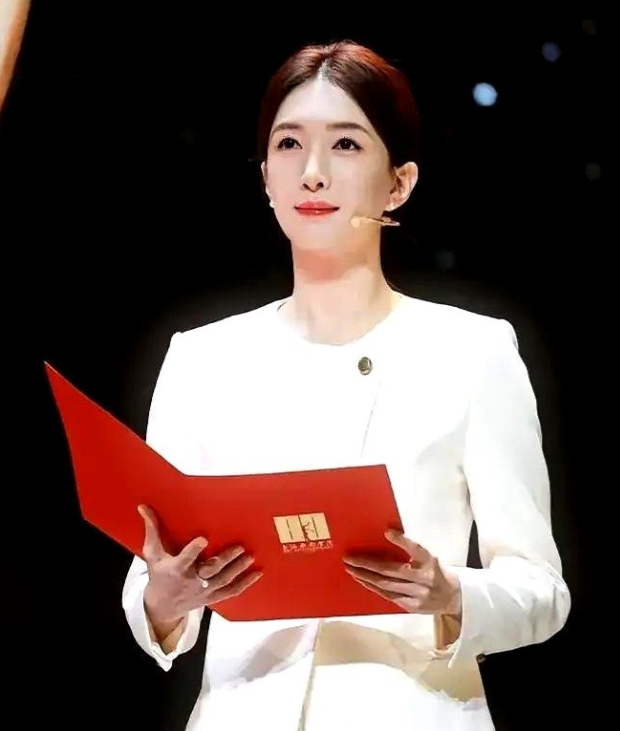 刷到上戏校庆，最扎心的不是谁红谁不红，也不是谁咖位大。是看到马伊琍和薛佳凝。