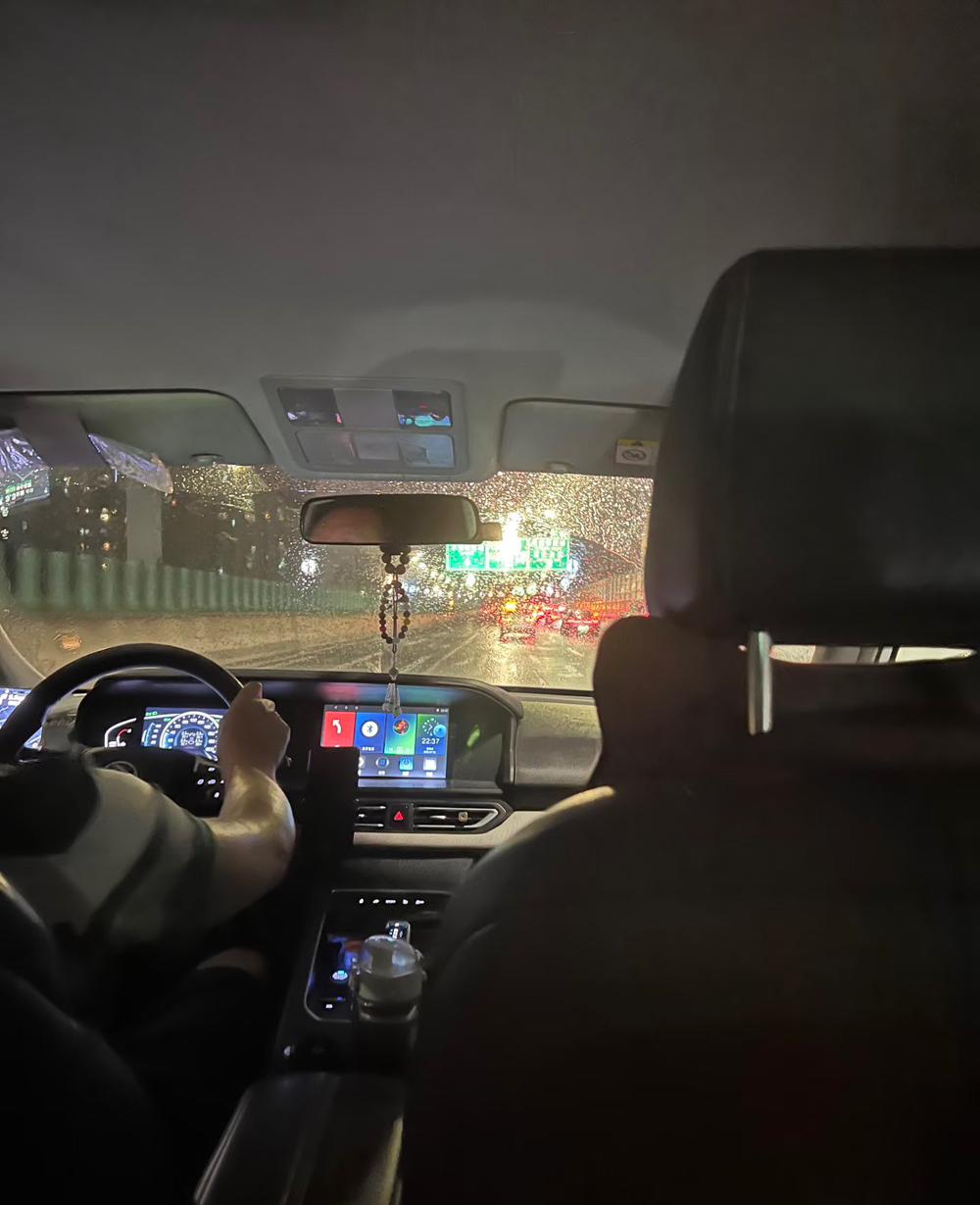 兄弟，听我一句劝——现在入行网约车，真不如十年前好混了。十年前跑车，早晚高峰