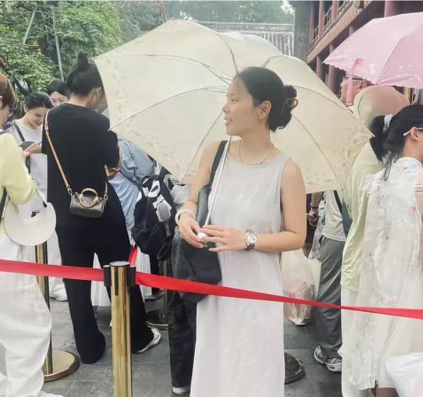 熊磊今天没有直播，还在北京，不过今天发了个小作文，大概的意思是：感谢网友的