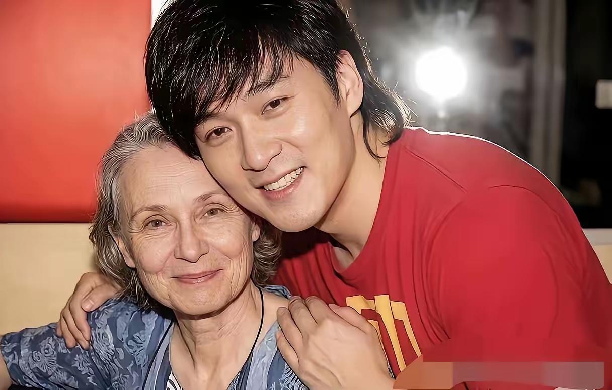 “你不嫌我少年穷，我不负你糟糠恩”，这就是周华健宠了40年的爱妻。话说上世纪8
