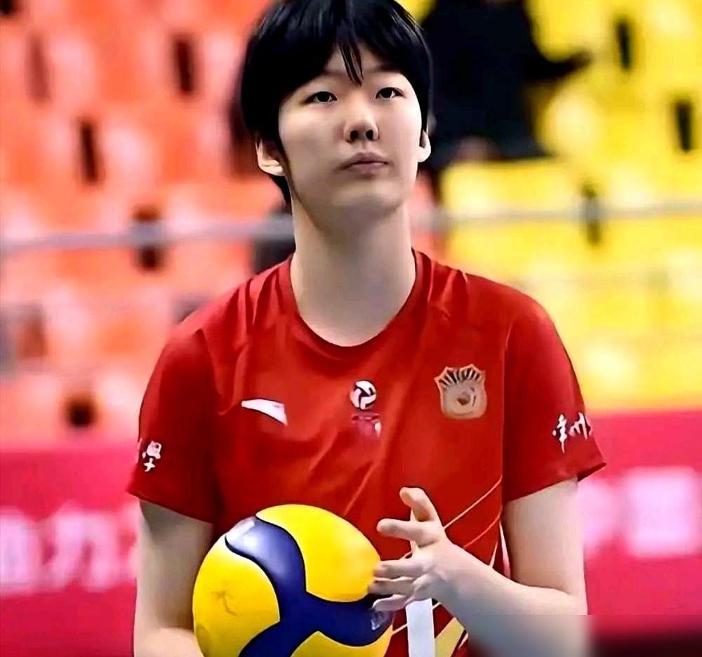 忘了那份米兰合同吧。我告诉你，真正焊死吴梦洁命运的，根本不是什么意甲豪门，而