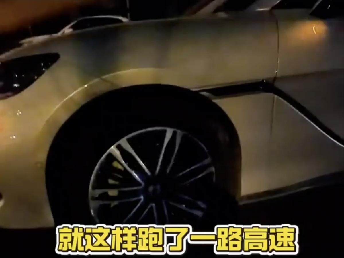节假日最逆天的事故来了，刷到一辆腾势Z9GT在高速爆胎后停路边的视频！司机: