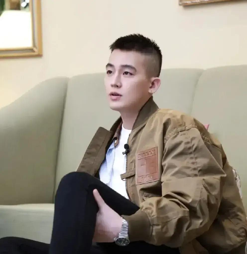 看见欧豪的纹身又被讨论，我笑了。为什么明星一露纹身就被骂，但拍戏抽烟喝酒的