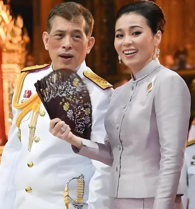 泰王力挺佩通坦？泰国国王拉玛十世，打破沉默，下令取消了原定于7月28日和29