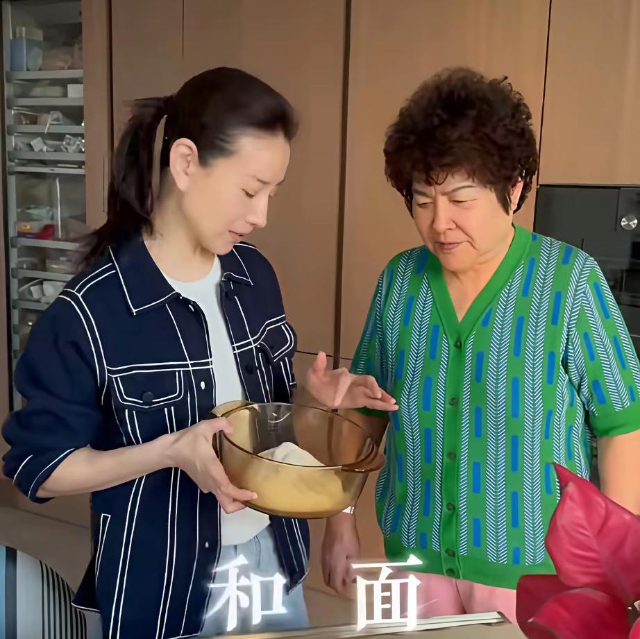 原来明星的妈妈也逃不过大妈头啊！董洁妈妈罕见出镜，母女俩长得好像啊！尤其是鼻子，