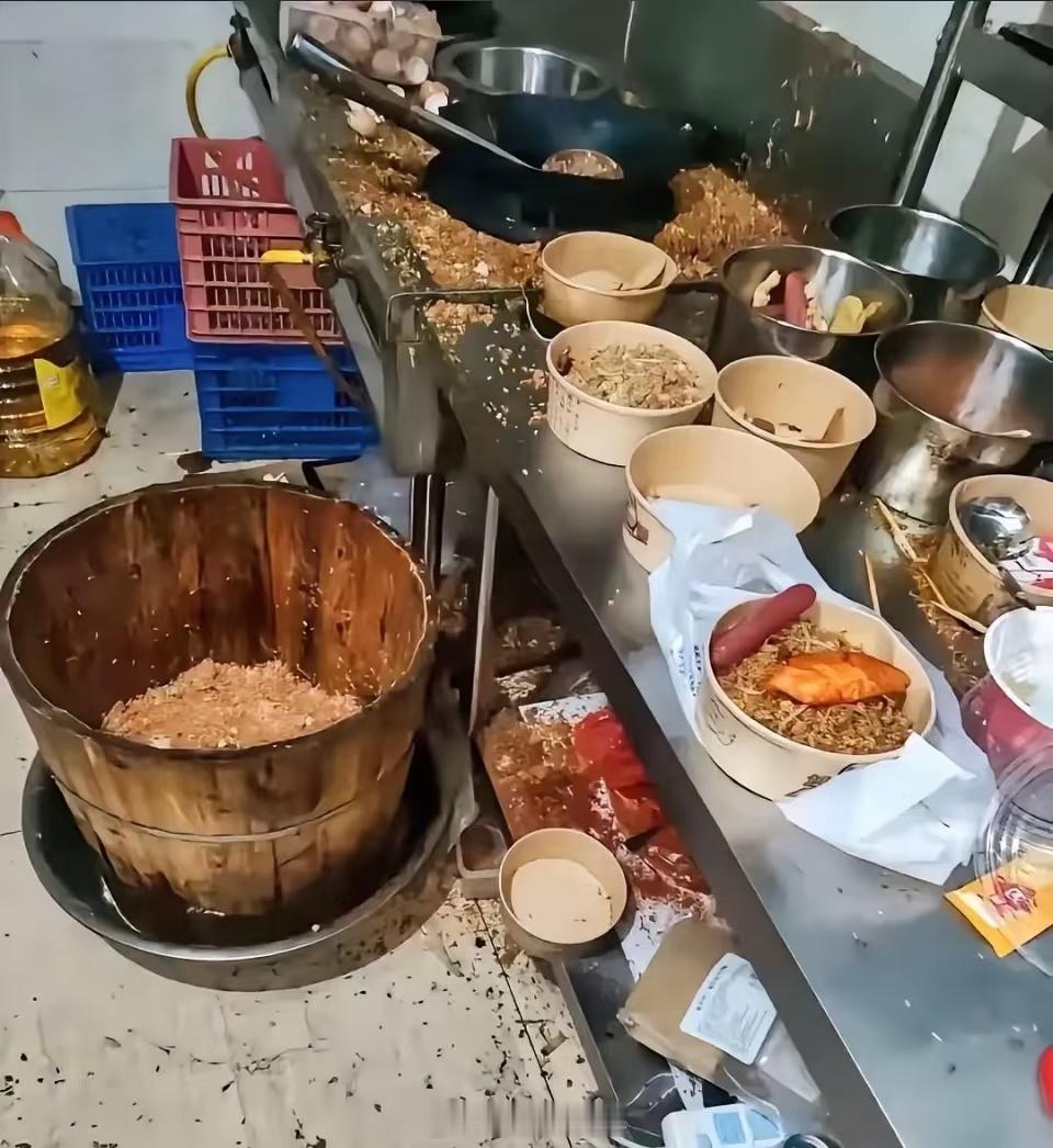 取完餐外卖员差点吐了上次误入一个小巷子，里面都是专门做外卖的店，只有一个小窗口供