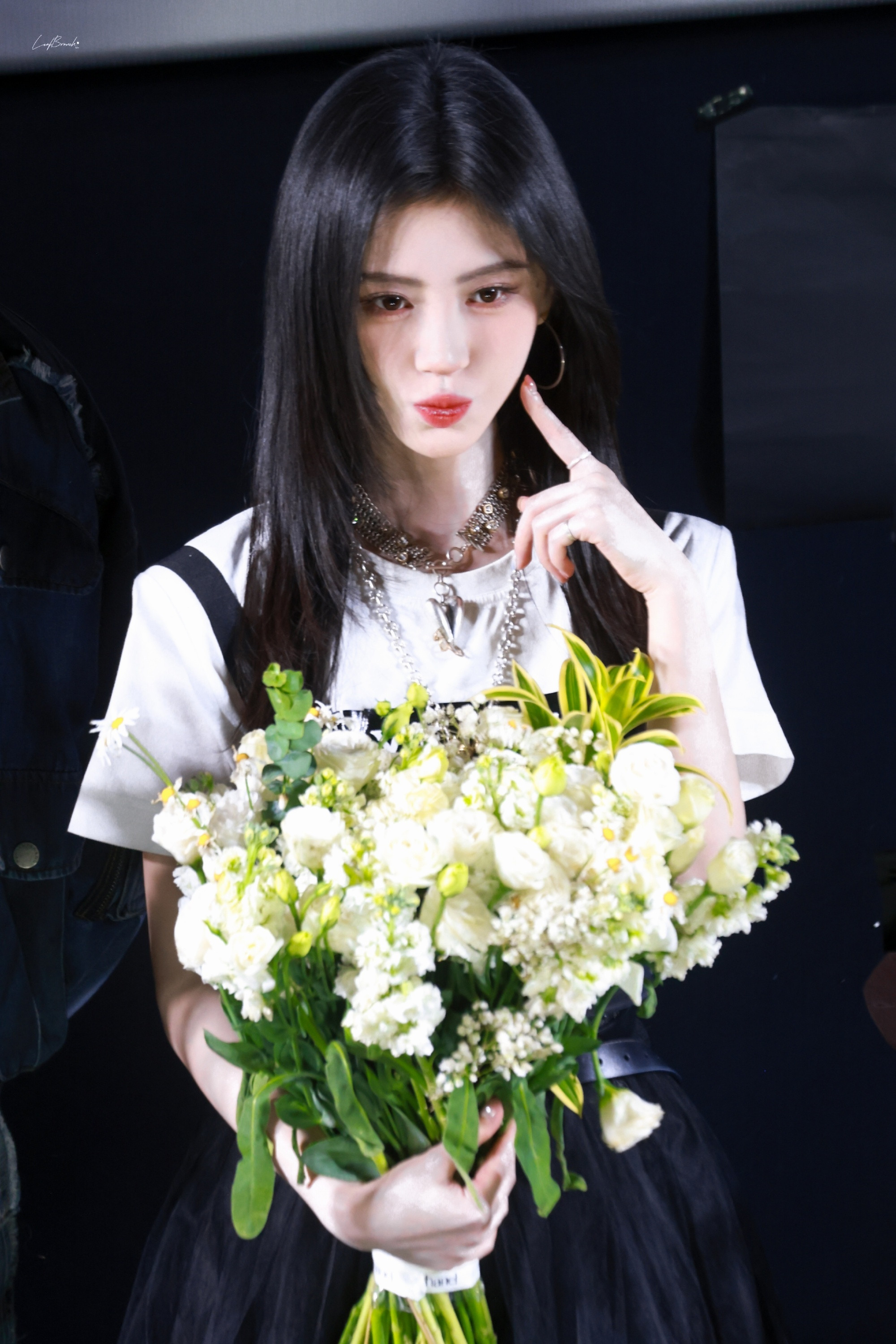 鞠婧祎人间走一日收获满满登登鞠婧祎小狐狸人间走一日鞠婧祎生图美晕了，小狐狸人间