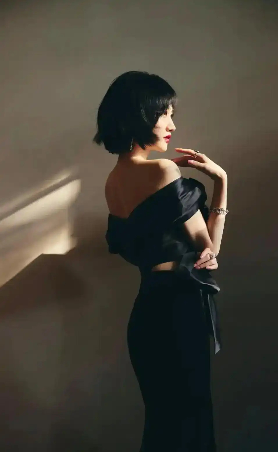 景甜的短发造型很有女人味.