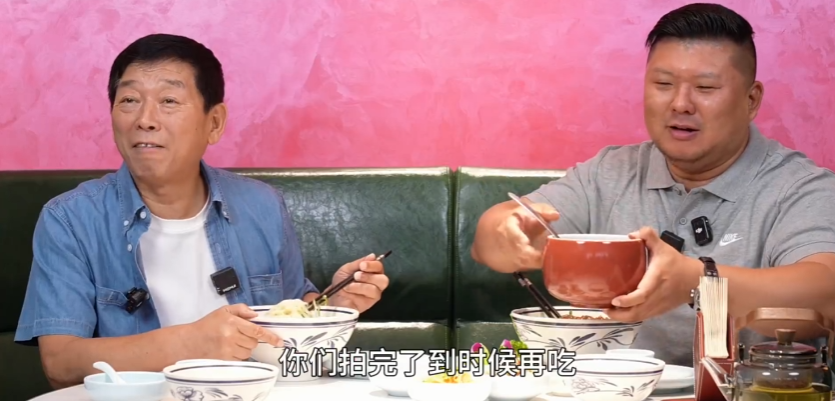 太接地气了！魏建军：吃面不吃蒜，味道少一半！今天下午，魏建军还在成都，他没有