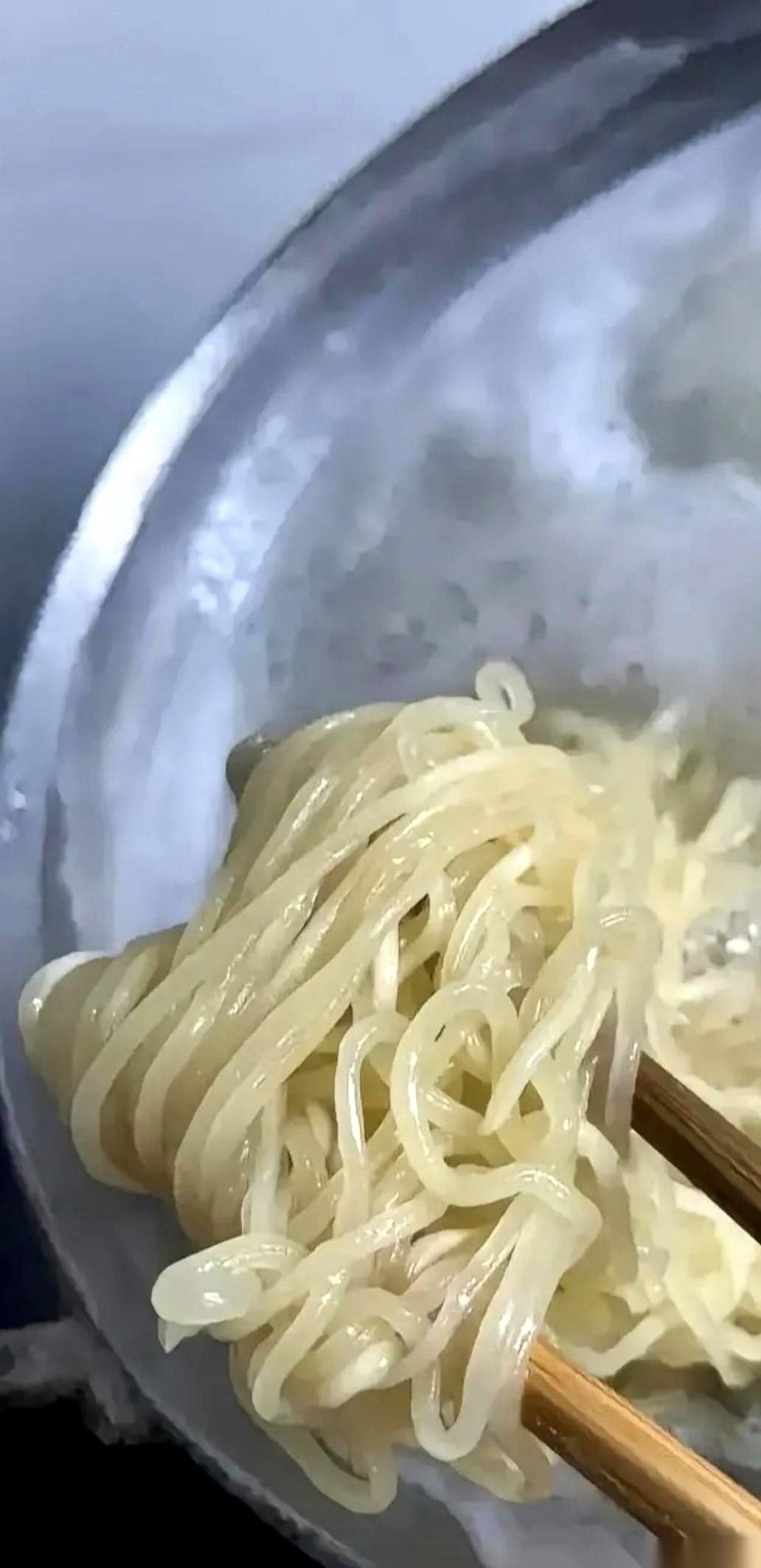 我发誓，我真的只是想吃碗普普通通的热汤面，没想在厨房搞生化实验。但现在，看着锅