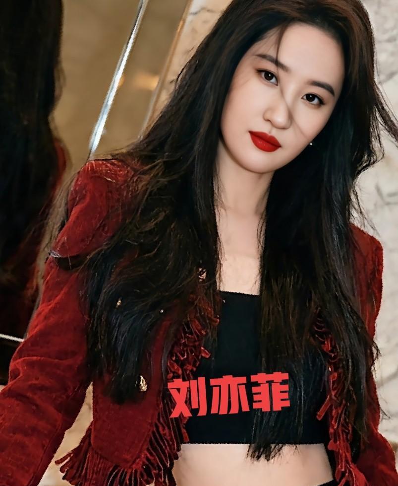 刘亦菲这身红裙一出，全网都炸了。热搜刷屏，网友直呼“美得不像话”。她穿的是V