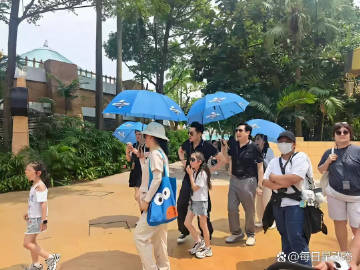 60岁郭富城携妻女新加坡度假，岳父岳母一同随行，一家人氛围松弛和睦。<...