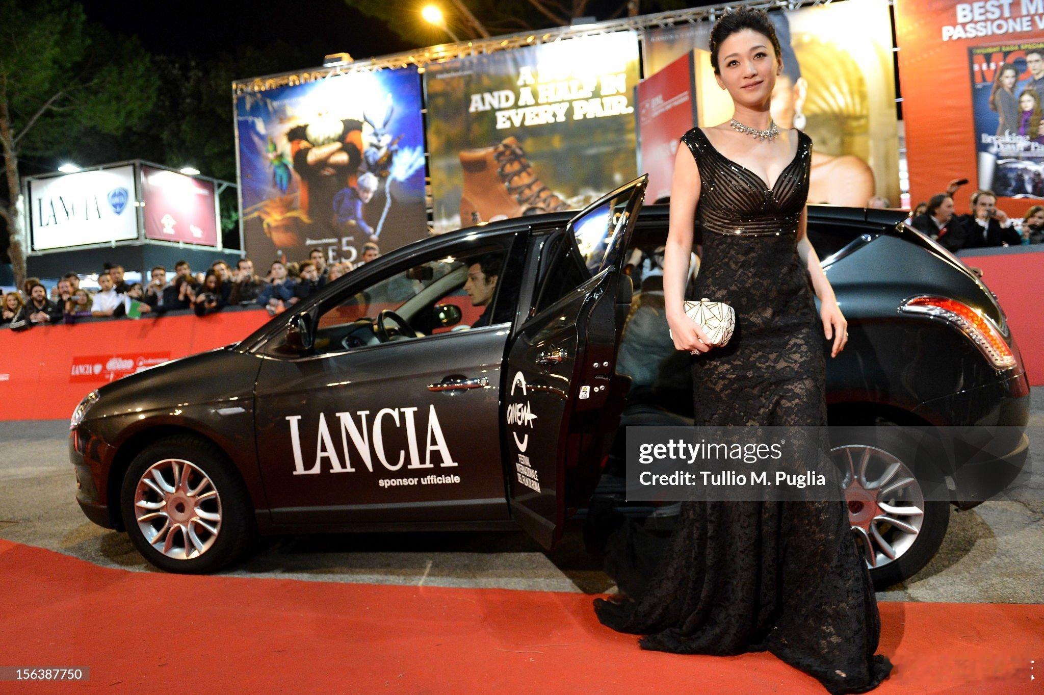 李小冉只是长得年轻李小冉从18岁到50岁，几乎同一张脸。很多照片如果不看背景根本