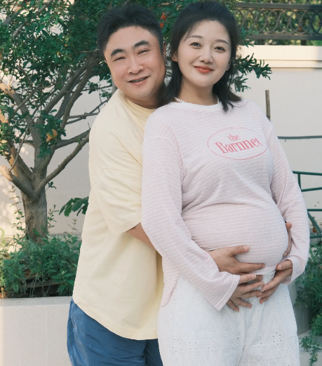 乔杉晒出了一家“四口半”的大合照，两个女儿与爸爸共用一张脸。他的妻子莫丹已经怀三