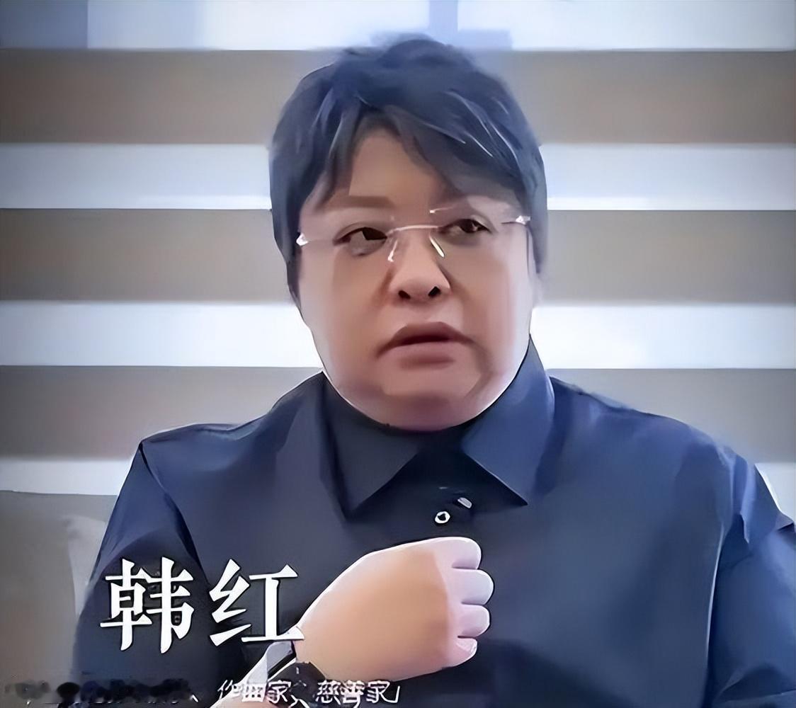 “走个面”风波炸翻全网，韩红藏了多年的尴尬终于藏不住了：她早就不靠作品立足了