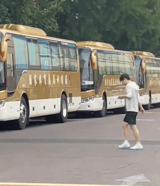 6.19号真不敢相信莎莎一个人就这样在体育局门口内水灵灵的走过。这是有多幸运呀
