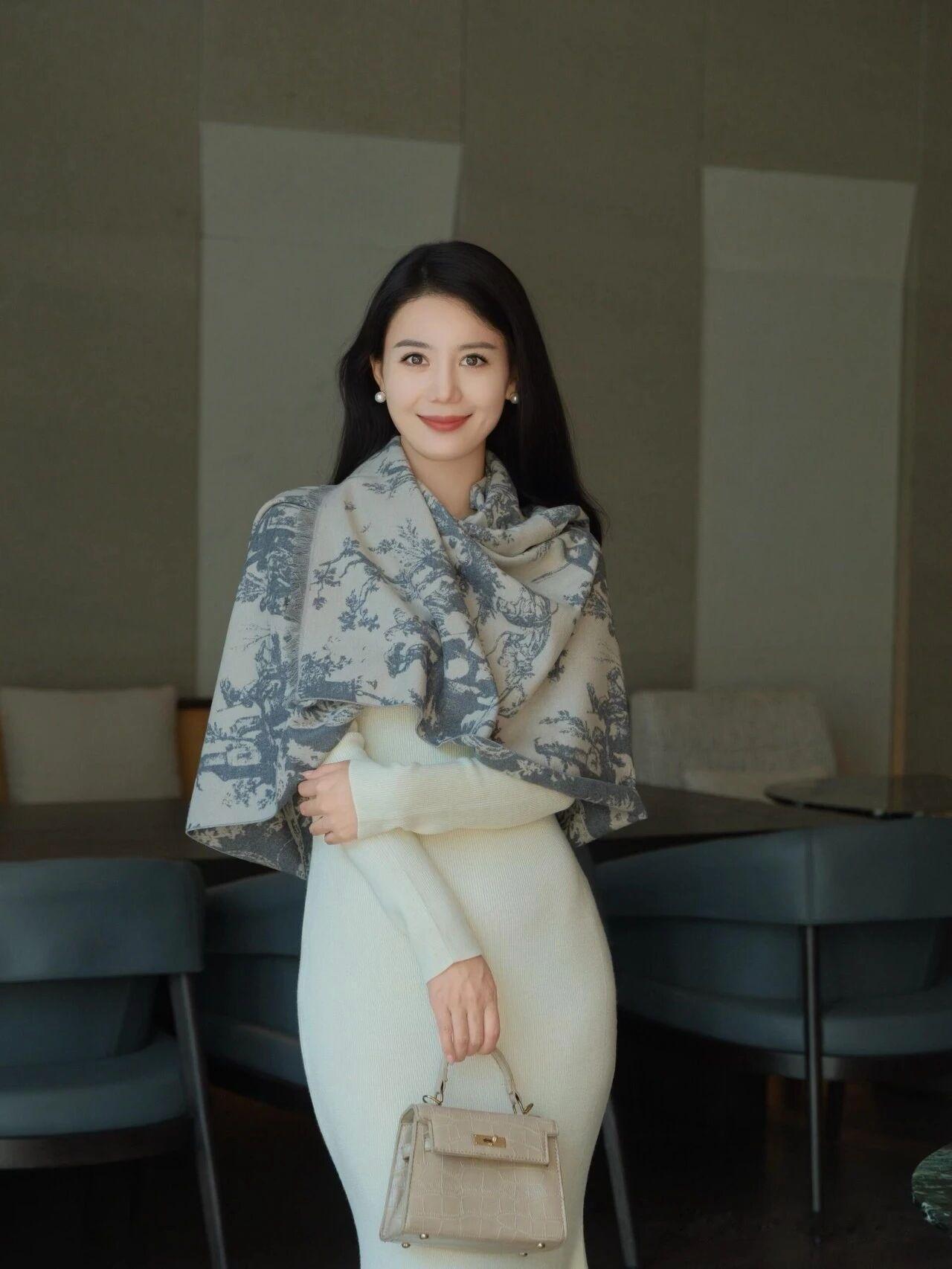 湖光秋月两相和，潭面无风镜未磨。