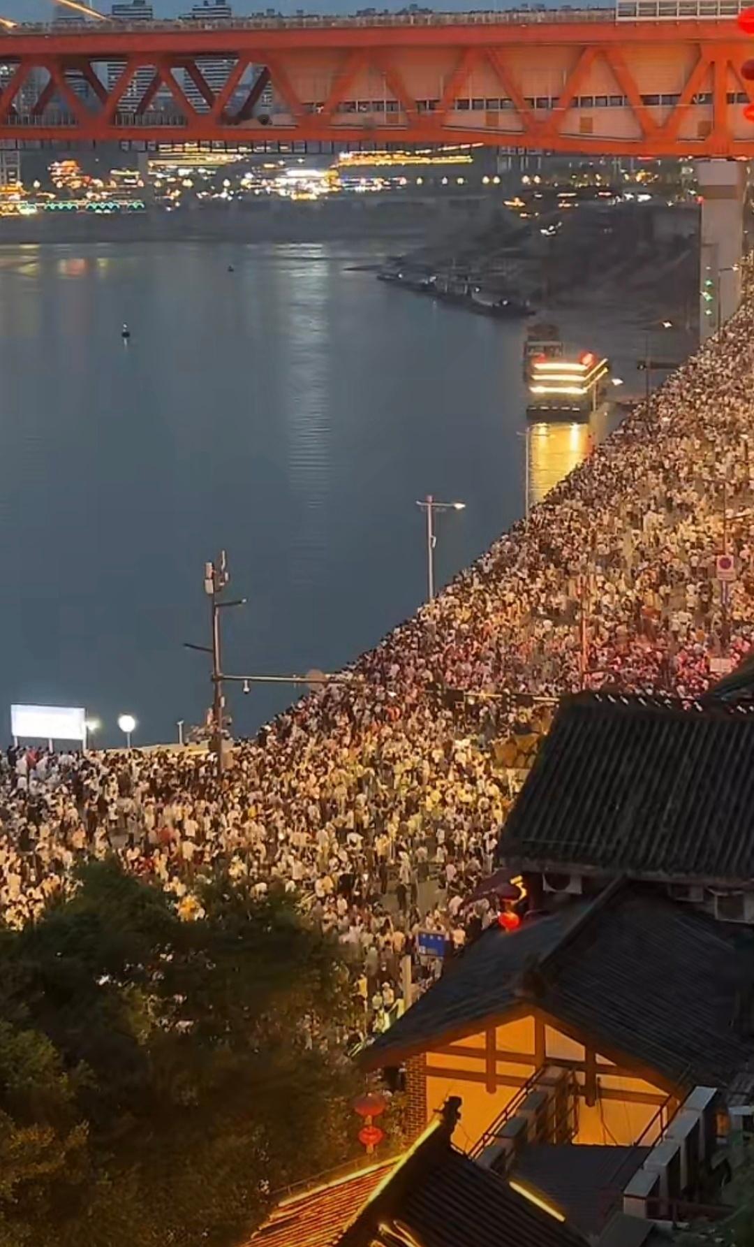 重庆人流量疯了[捂脸哭]这也太多人了吧[捂眼睛]​​​