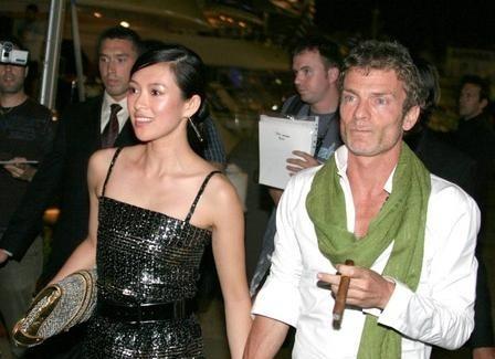 2008年，章子怡和比自己大14岁、身价47亿美元的vivi订婚，12克拉的钻戒