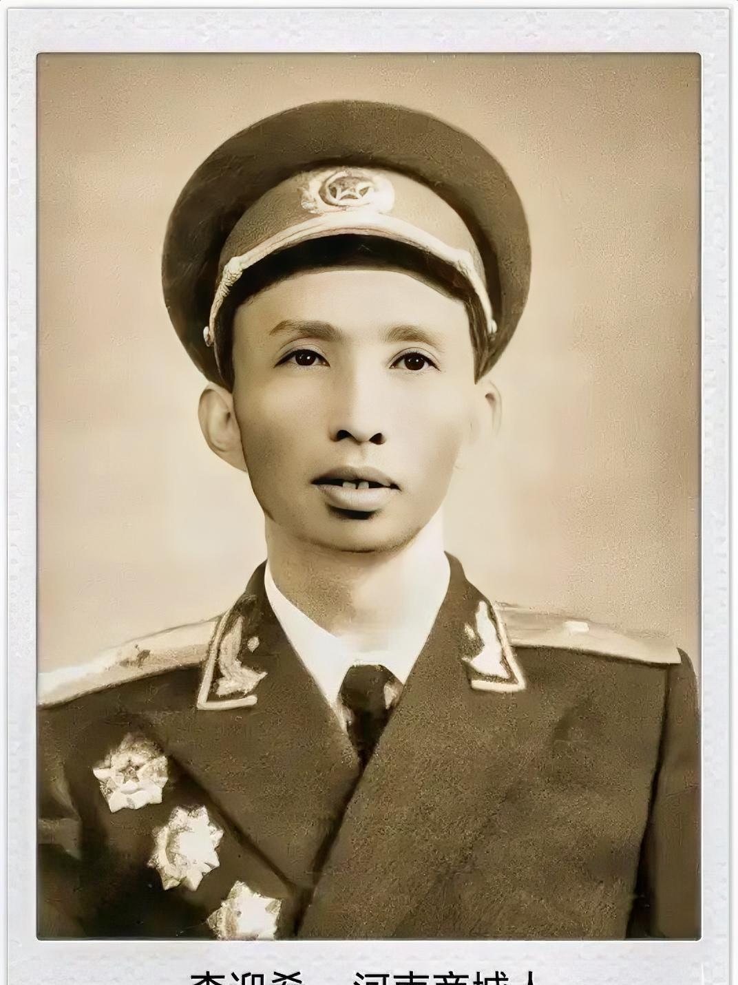 1955年秋天，中南海怀仁堂里气氛庄重，授衔仪式正在进行。轮到武汉军区第一副司令