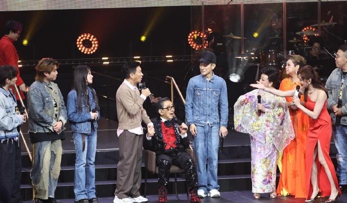 今天张家辉和刘德华一起亮相胡枫的演唱会，两位一起现场飙歌，看上去非常的有画面感。