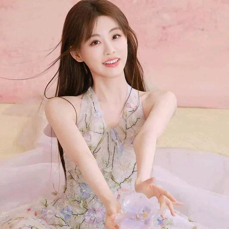 梦幻仙境中的仙女，花海中的微笑